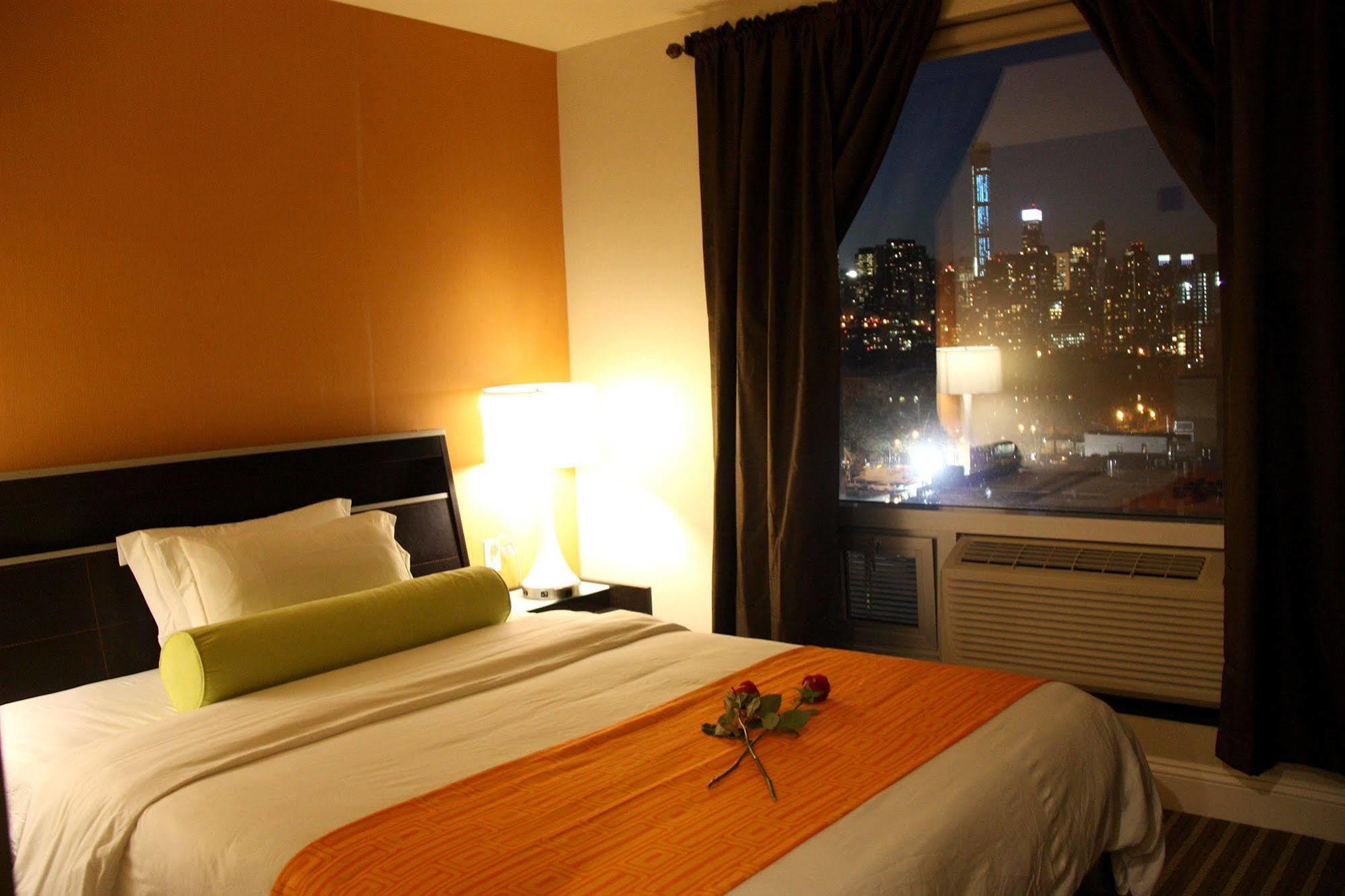 Howard Johnson By Wyndham Long Island City New York Exterior photo