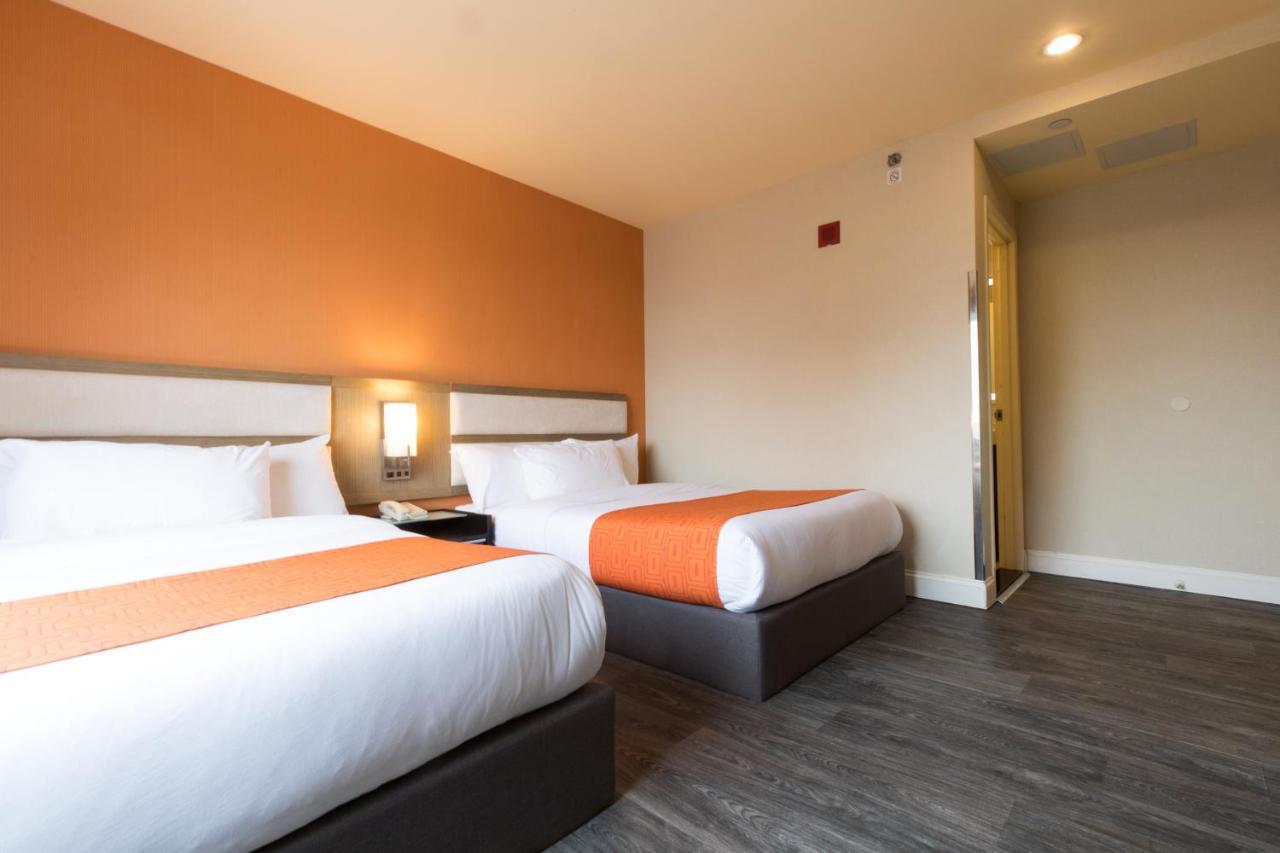 Howard Johnson By Wyndham Long Island City New York Exterior photo