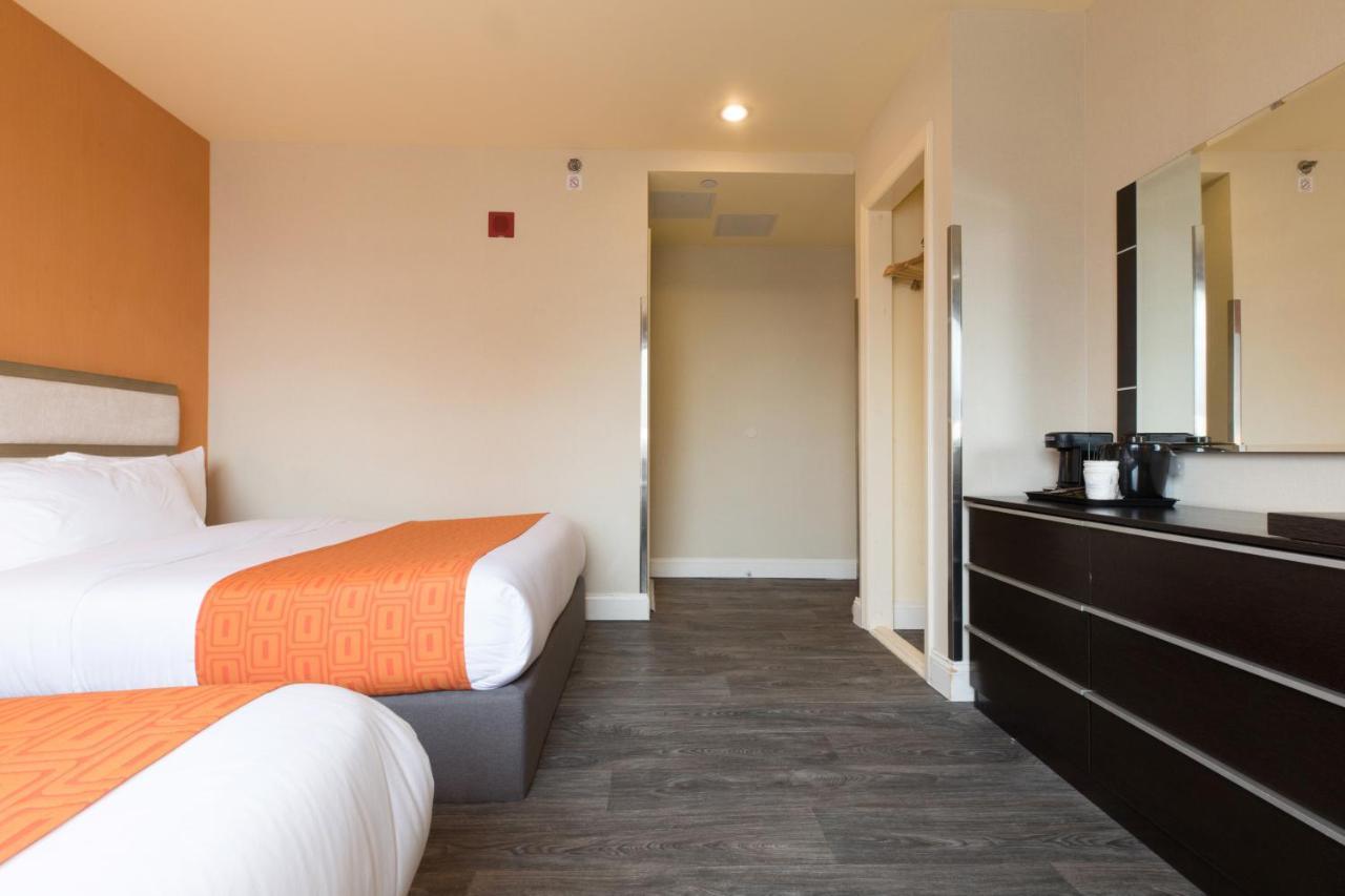 Howard Johnson By Wyndham Long Island City New York Exterior photo