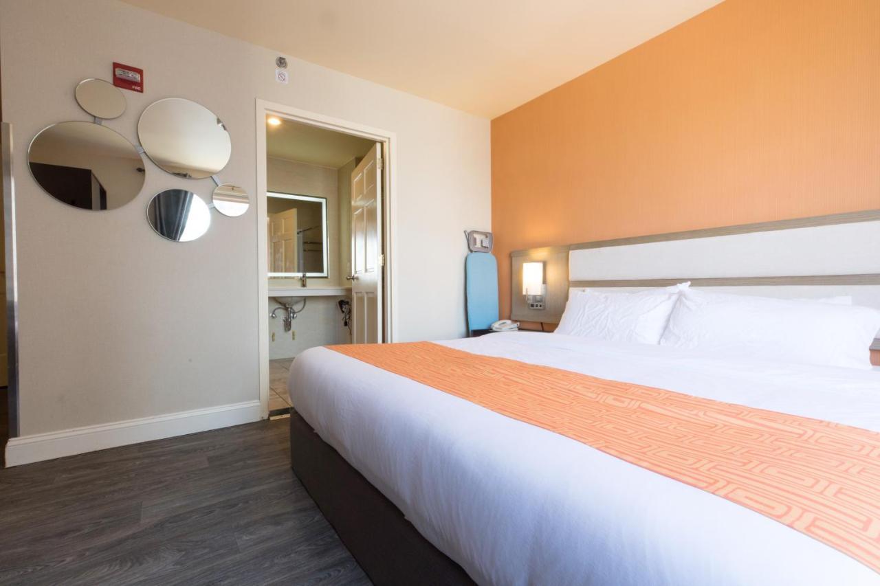 Howard Johnson By Wyndham Long Island City New York Exterior photo